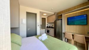 a small room with a bed and a kitchen at Flat Beira Mar 331 - 424 - 426 in João Pessoa +22 photos