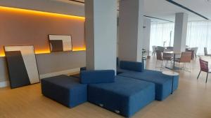 a living room with a blue couch and a table at Today Perdizes São Paulo - Allianz Parque in São Paulo +49 photos