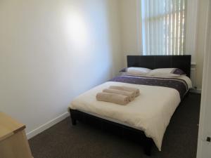 A room at No 4 - LARGE 2 BED NEAR SEFTON PARK AND LARK LANE