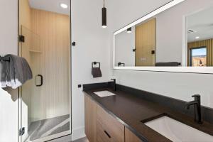 a bathroom with two sinks and a large mirror at New Modern Luxury at Copper View Moab in Moab
