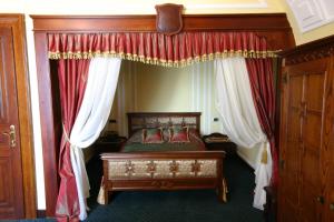 سرير أو أسرّة في غرفة في Hotel Leopold I