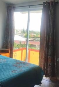 a bedroom with a window with a bed and a view at Hermosa Casa Colibri in Oaxtepec +27 photos
