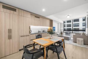 a kitchen and dining room with a table and chairs at Downtown Miami - Rooftop Pool & Gym in Miami