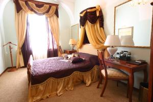 سرير أو أسرّة في غرفة في Hotel Leopold I