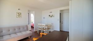 a living room with a couch and a table at Vista Insuperable in Villarrica