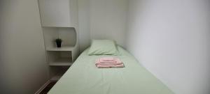a white bed with a pink towel on it at Vista Insuperable in Villarrica