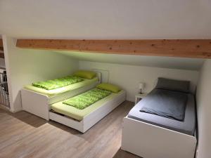 two beds in a small room with at StorchenNest Pfeifers OdenwaldNest in Rimbach