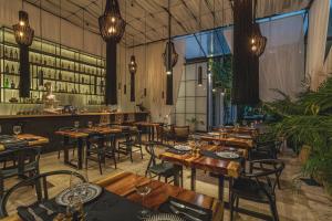 ein Restaurant mit Holztischen und -stühlen und Lichtern in der Unterkunft Olbil Hotel Boutique in Valladolid