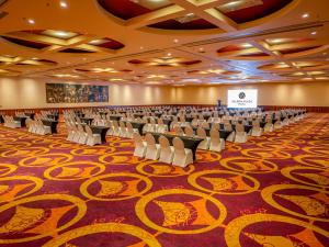 a conference room with chairs and a stage in the middle at Galería Plaza Veracruz in Veracruz +42 photos