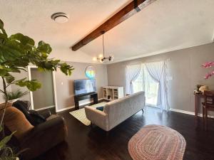 a living room with a couch and a tv at MODERN LUX 3BR HOME - King Bed - 10 mins to FT HOOD - Fenced yard - Pets ok- Family friendly -LONG or SHORT TERM in Copperas Cove