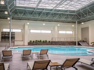 a large pool with chairs and a table in front of it at Galería Plaza Veracruz in Veracruz