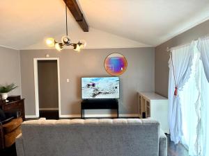 a living room with a couch and a flat screen tv at MODERN LUX 3BR HOME - King Bed - 10 mins to FT HOOD - Fenced yard - Pets ok- Family friendly -LONG or SHORT TERM in Copperas Cove +38 photos