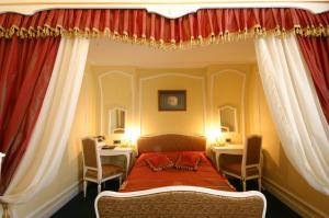 سرير أو أسرّة في غرفة في Hotel Leopold I