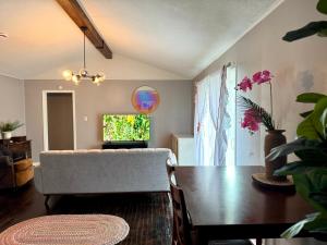 a living room with a couch and a table at MODERN LUX 3BR HOME - King Bed - 10 mins to FT HOOD - Fenced yard - Pets ok- Family friendly -LONG or SHORT TERM in Copperas Cove