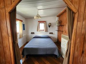 a small bedroom with a bed and a window at Maridalba 1 in La Coronilla