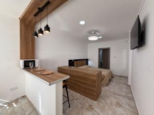 a bedroom with a bed and a desk in a room at Apart Continente Park in San Clemente del Tuyú