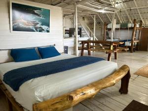 a bedroom with a bed made out of a log at Casa de los Artistas in Marbella