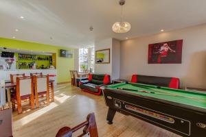 ein Wohnzimmer mit einem Billardtisch und einer Bar in der Unterkunft New Promenade Hotel in Blackpool