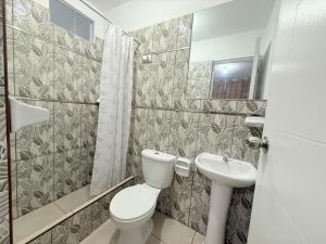 ein Badezimmer mit Toilette und Waschbecken in der Unterkunft Mary 2 in Paracas