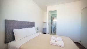 ein Schlafzimmer mit einem großen Bett und zwei Kissen darauf in der Unterkunft Mary 2 in Paracas