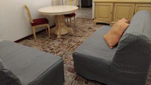 a living room with two couches and a table at Le 3 Sirene in Bordighera