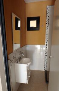 ein Bad mit einem Waschbecken und einem Spiegel in der Unterkunft Aires Sunchales in Sunchales