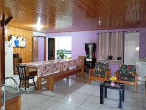 a living room with a large table and chairs at Pousada navarro in São Gabriel