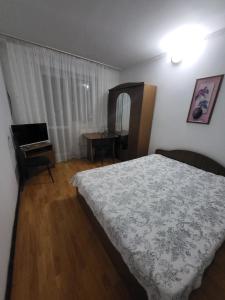 Un pat sau paturi într-o cameră la Hotel Codreanu