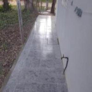 a concrete walkway with a sink on it at Yacaré INN in Ituzaingó