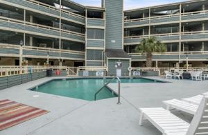an empty swimming pool in front of a building at Golf Glenn Villa A205 in Myrtle Beach