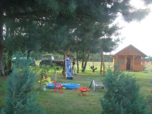 park z placem zabaw ze zjeżdżalnią w obiekcie Gospodarstwo Agroturystyczne Leśna Polanka w mieście Gietrzwałd