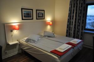 Säng eller sängar i ett rum på Hotel Lysekil