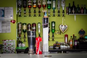 un bar con dispensador de bebidas en un mostrador en New Promenade Hotel, en Blackpool