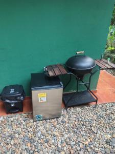 a grill and a pan and a box on the ground at Cabañas el guadual in La Vega