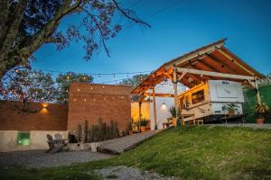 an rv parked on the side of a house at Glamping con Jacuzzi en Guanajuato in Santa Rosa de Lima