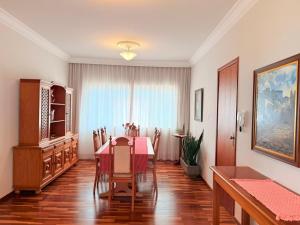 a dining room with a table and chairs at Apartamento Central em Araxá in Araxá
