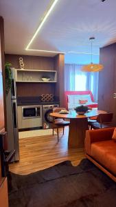 a living room with a couch and a table at Flat Vinhedo in Montes Claros