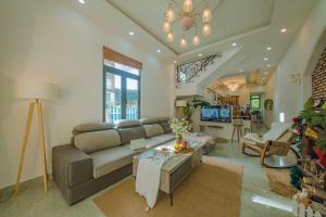 a living room with a couch and a table at Le'Mon in Da Lat