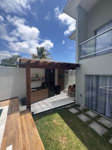 a backyard of a house with a kitchen and a patio at Casa Top in Porto Seguro