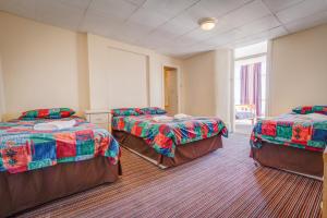 Ένα ή περισσότερα κρεβάτια σε δωμάτιο στο New Promenade Hotel