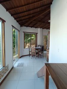 a dining room with a table and chairs at WSL Saqua, Suite com ar, piscina, lounge, salão festas, churrasqueira, jogos, jardim, estacionamento 800m2 in Saquarema