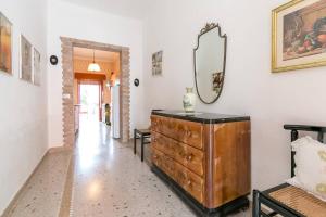 Habitación con tocador y espejo en la pared. en Villino Claudia, en Porto Cesareo
