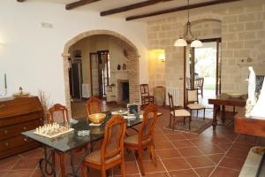 a kitchen and dining room with a table and chairs at Villa Elide in Ginosa Marina