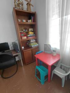 a room with a table and a chair and a desk at Hospedagem Famíliar in Cotia +31 photos