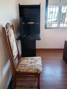 a chair and an aquarium in a room at Posada domiciliar DB in São Gabriel