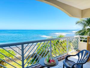 a balcony with chairs and a view of the ocean at Private beach access, fiber optic internet & parking in Punaauia