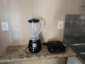 a blender sitting on a counter in a kitchen at WSL Saqua, Suite com ar, piscina, lounge, salão festas, churrasqueira, jogos, jardim, estacionamento 800m2 in Saquarema