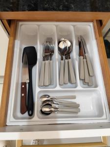 a plastic tray with utensils in a drawer at AP Climatizado aconchego com Mercado em frente in Vitória da Conquista
