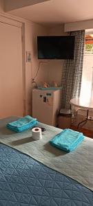 a room with a bed with two towels on it at Anyrcoy in Viña del Mar