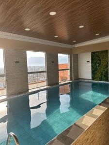 a swimming pool in a hotel with a view at Apartamento céntrico y lujoso in Cochabamba